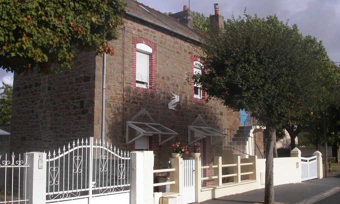 Courtoisville-Sillon-Moka House | House in quiet residential area, close to shops and the beach