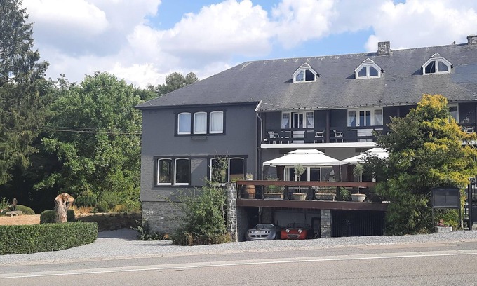Ave et Auffe House | House in Rochefort with large park where the Ave flows
