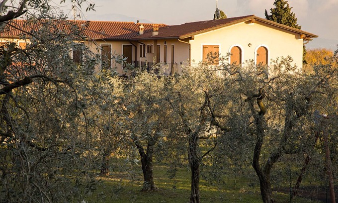 Portese Apartment | House in the Olive Trees-For a relaxing vacation at the lake.