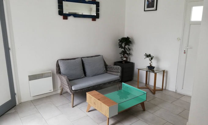 La Rochelle House | House near town center