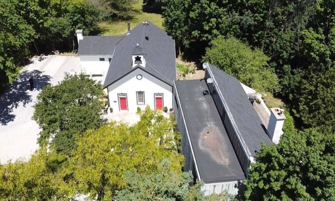 Vaughan House | House of Classic Kleinburg location Airnbn3 bedroom, 1 washroom