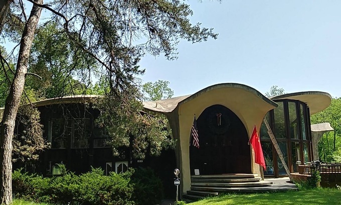 Lansing House | HOUSE OF THE FUTURE MANSION, 2 HUGE BEDROOMS w/WiFi, AC in Woods of W. Lansing