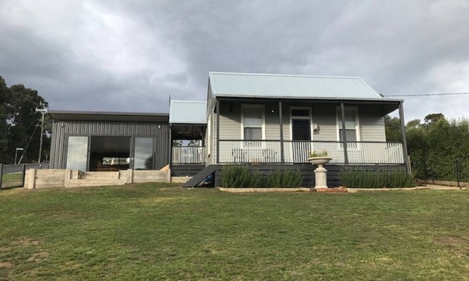 Creswick House | House on the Hill, Pet Friendly Cottage