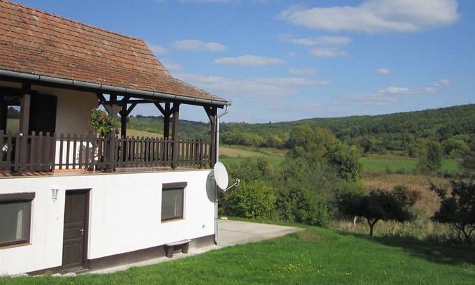 Magyarlukafa Cottage | House rental with large garden and panoramic views, pets welcome