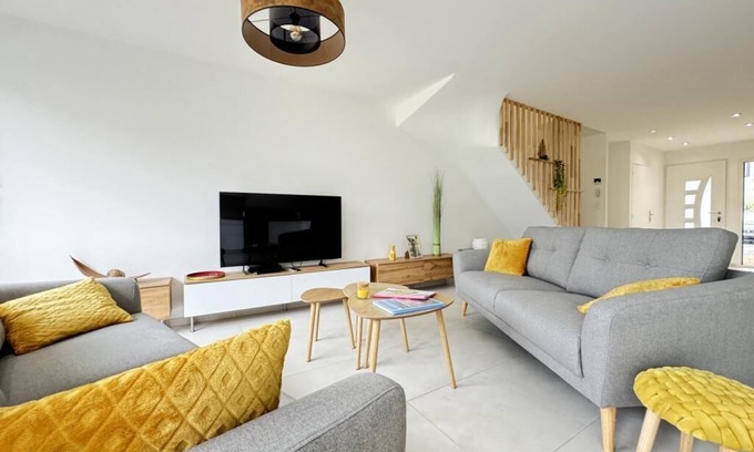 Aubiere Apartment | House sleeps 8 Outdoor parking, Air-conditioned