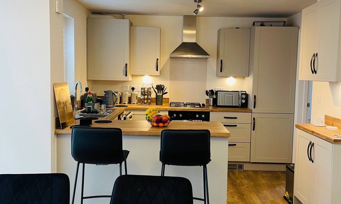 Burton Latimer House | House-Sleeps 8-Parking-Garden