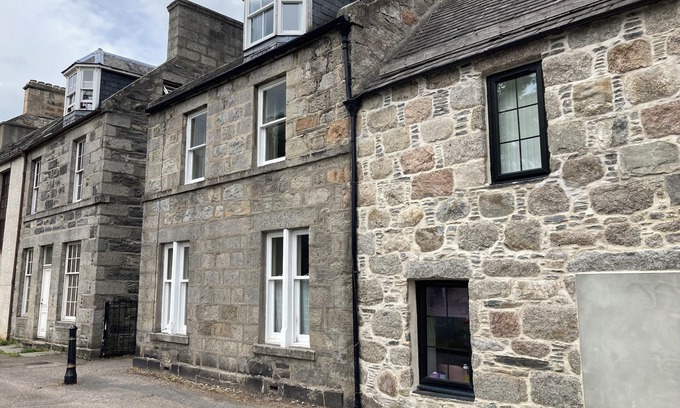 Grantown-on-Spey House | House - Sleeps 6 - central location - private garden & pet friendly