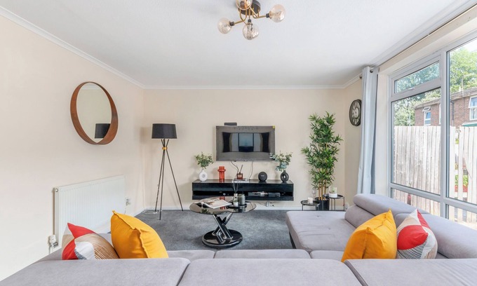 Glyndon House | House - Sleeps up to 10 & Free Parking