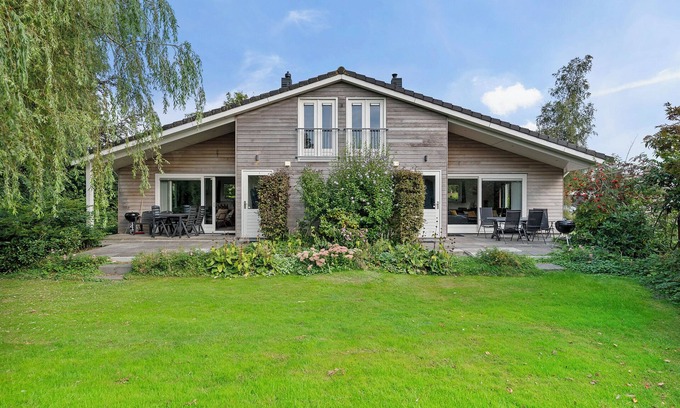 Grou House | House Specht, large garden facing south and quietly situated. Close to the lake.