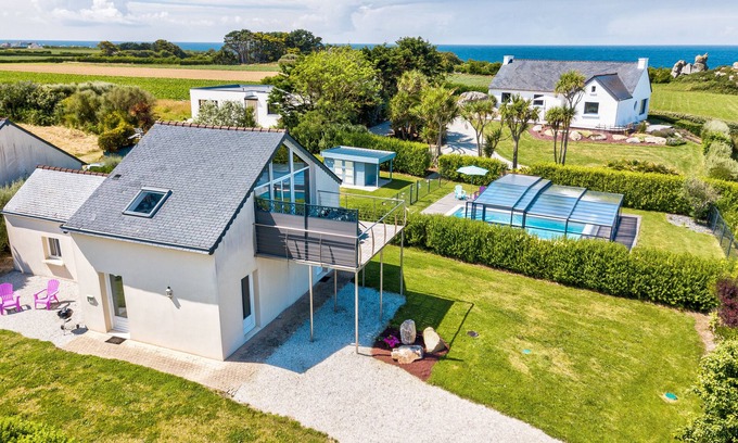 Cleder House | HOUSE TY AR MOR - 50m from the sea - Wifi access - Heated swimming pool - 3 Clévacances