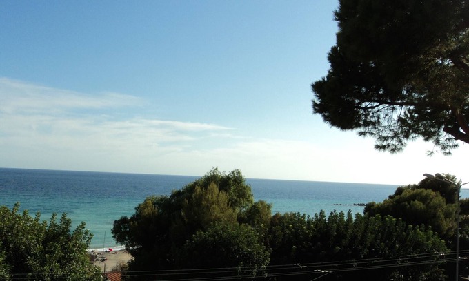 Ospedaletti Apartment | House with character, elusive sea view and large south terrace