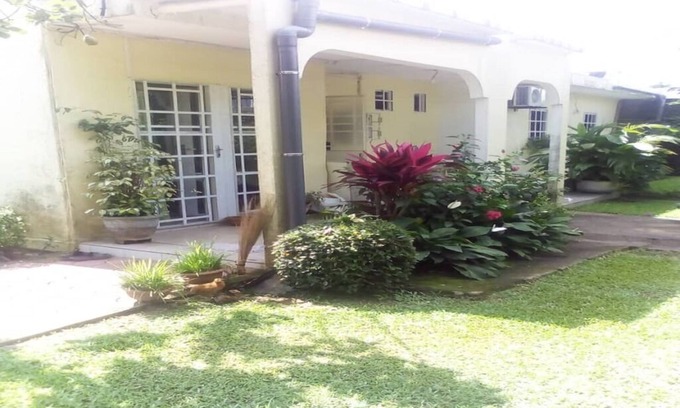 Douala House | House with garden and 24-hour security