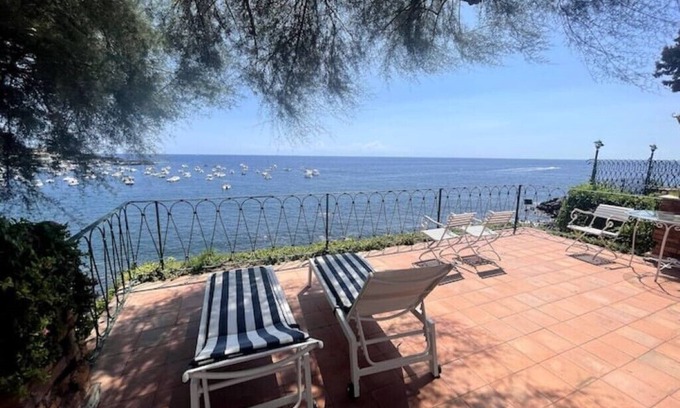 Aci Castello Villa | House with garden on the sea
