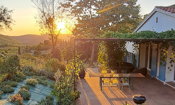 Le Beausset House | House with jacuzzi, splendid view over valley and vineyards, 15 mins from the sea.