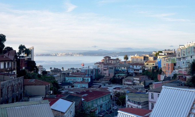 Valparaiso House | House with large terrace, patio and excellent ocean view, steps from downtown.