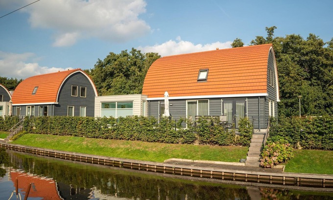 Midlaren House | House with pool and sauna, located on the water