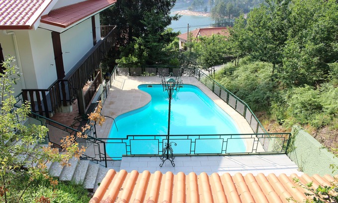 Vilar da Veiga Ski Chalet | House with private pool and tennis court in Gerês