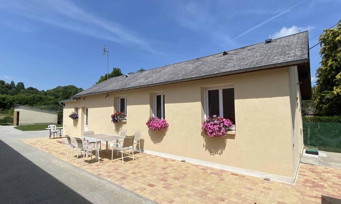 Gace Cottage | House with Terrace and Garden in Gacé
