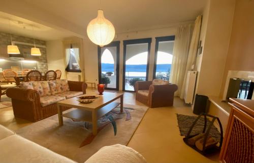 Amfithea Apartment | House with View in Amfithea