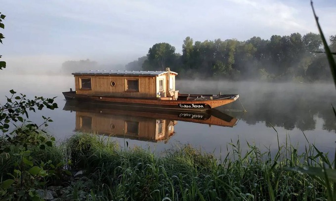 Saint-Dye-sur-Loire Boat Rental | Houseboat ∙ 1 bedroom ∙ 5 guests