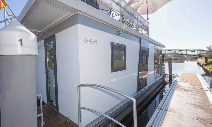 Bad Bederkesa House | Houseboat 1 See-Treff. Firmly anchored and with a panoramic view.