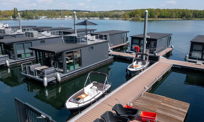Middelaar Boat Rental | Houseboat at Mookerplas with Barrel Sauna