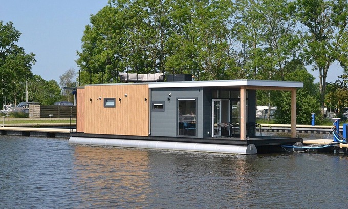 Offingawier Boat Rental | Houseboat in Sneek with Lake Views