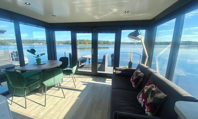 Middelaar Ski Chalet | Houseboat Marina Mookerplas 4-6 persons