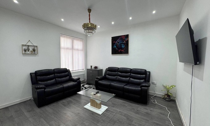 Levenshulme House | HouseSleeps9-Patio-Parking-FamilyOK