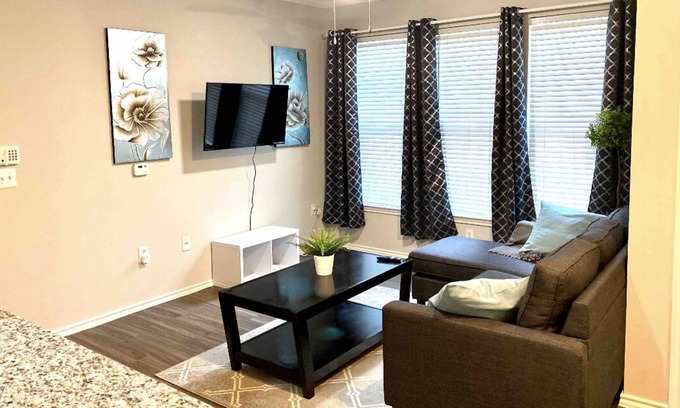 FM 1960 Apartment | Houston Garden Suite