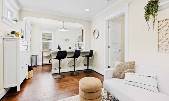 Greater Heights Apartment | Houston Historic Heights Cozy APT. MINUTES from Downtown and TOP ATTRACTIONS