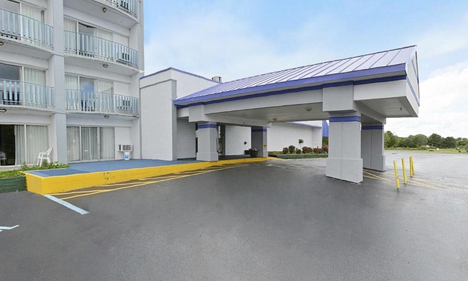 Fair Plain Hotel | Howard Johnson by Wyndham Saint Joseph Benton Harbor