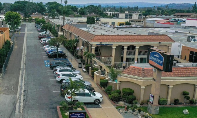 Buena Park Hotel | Howard Johnson by Wyndham Buena Park