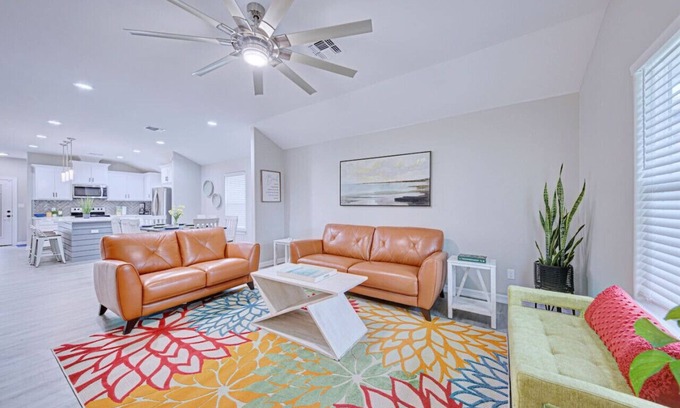 Flour Bluff House | Howdy Holiday: Modern Family Getaway