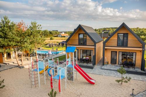 Ustka Ski Chalet | Huśtawka i Hamak - Domki z basenem nad morzem Ustka