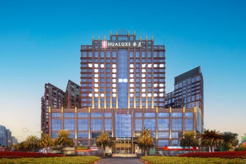 Shizhong District Hotel | Hualuxe Leshan, an IHG Hotel