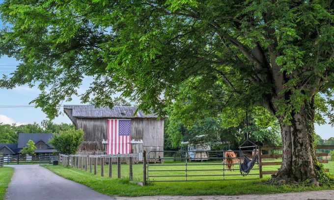 Thompson's Station House | Huckleberry Guest House- Charming 2-bed cottage on serene Thompsons Station farm
