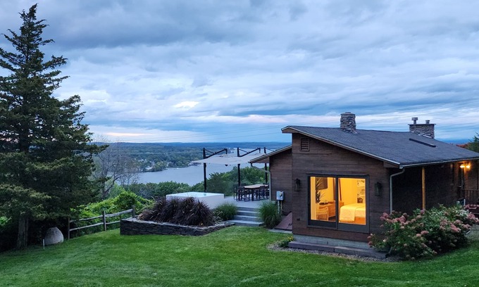 Hudson House | Hudson River/Catskill Mtn Views 2 Bdrm Contemporary, Hudson NY