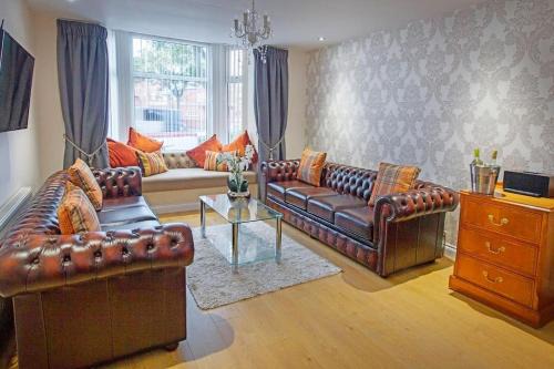 Scarborough House | HUGE 12 Bedroom sleep 24 luxury with 2 HOT TUBS