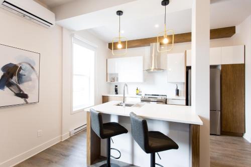 Griffintown Apartment | Huge 2 Bdr with Balcony in Mile End by Den Stays