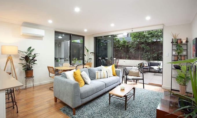 Camperdown Apartment | Huge 3 Bed Camperdown Garden Apt w/Parking Aircon