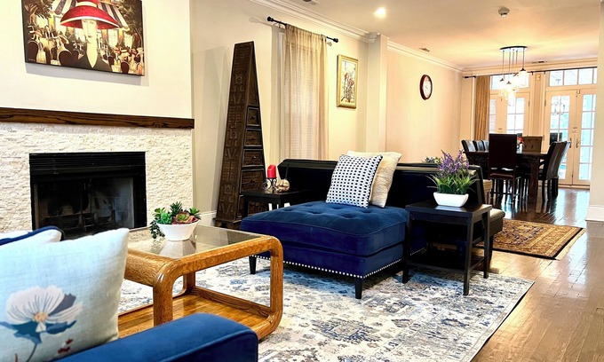 Old Town House | Huge 5 BR Home/Private Yard/Walk Everywhere/Parking for 2 Cars
