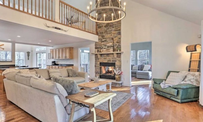 Lackawaxen Cabin | Huge 5BR Cabin Retreat With Game Room & Nature Views