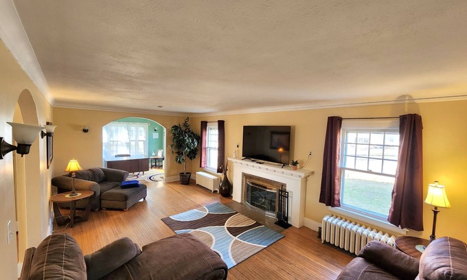 Machesney Park House | Huge deck & yard Near Indoor Sports Arena! Spacious! Smart TVs! Fast Wifi! Cozy.