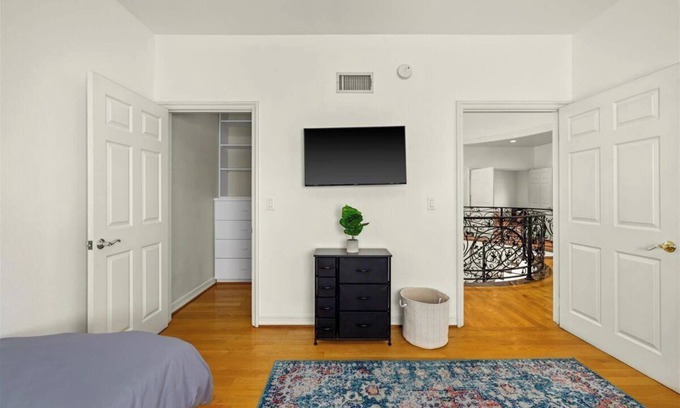 Sherman Oaks House | Huge Estate in ShermanOaks!Perfect for Staycation!