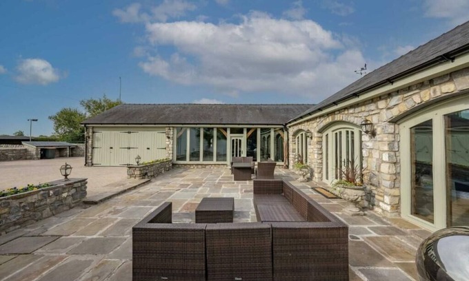 Newport House | Huge Farmhouse with Leisure Complex and Swimming Pool 5 mins from Celtic Manor