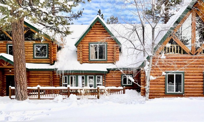 Fox Farm Cabin | Huge full log cabin,1.5 ac, spa & fireplace! Near Lake & Village! Gas Grill!