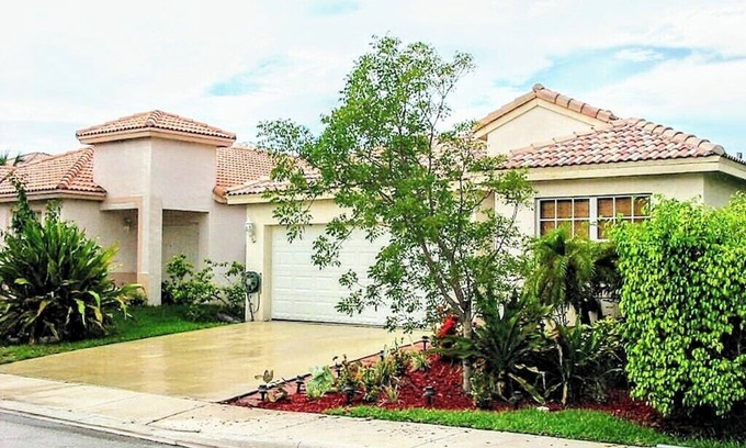 Pembroke Pines House | Huge Gated 5⭐Private Home Sleeps 21+ FREE RENTAL CAR +WATERSPORTS🌊 +WiFi +More!