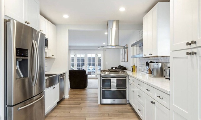 Hawthorne House | Huge Home for a Fun LA Retreat