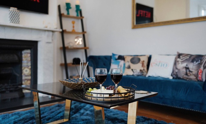 Gloucester House | Huge house free parking TV WiFi